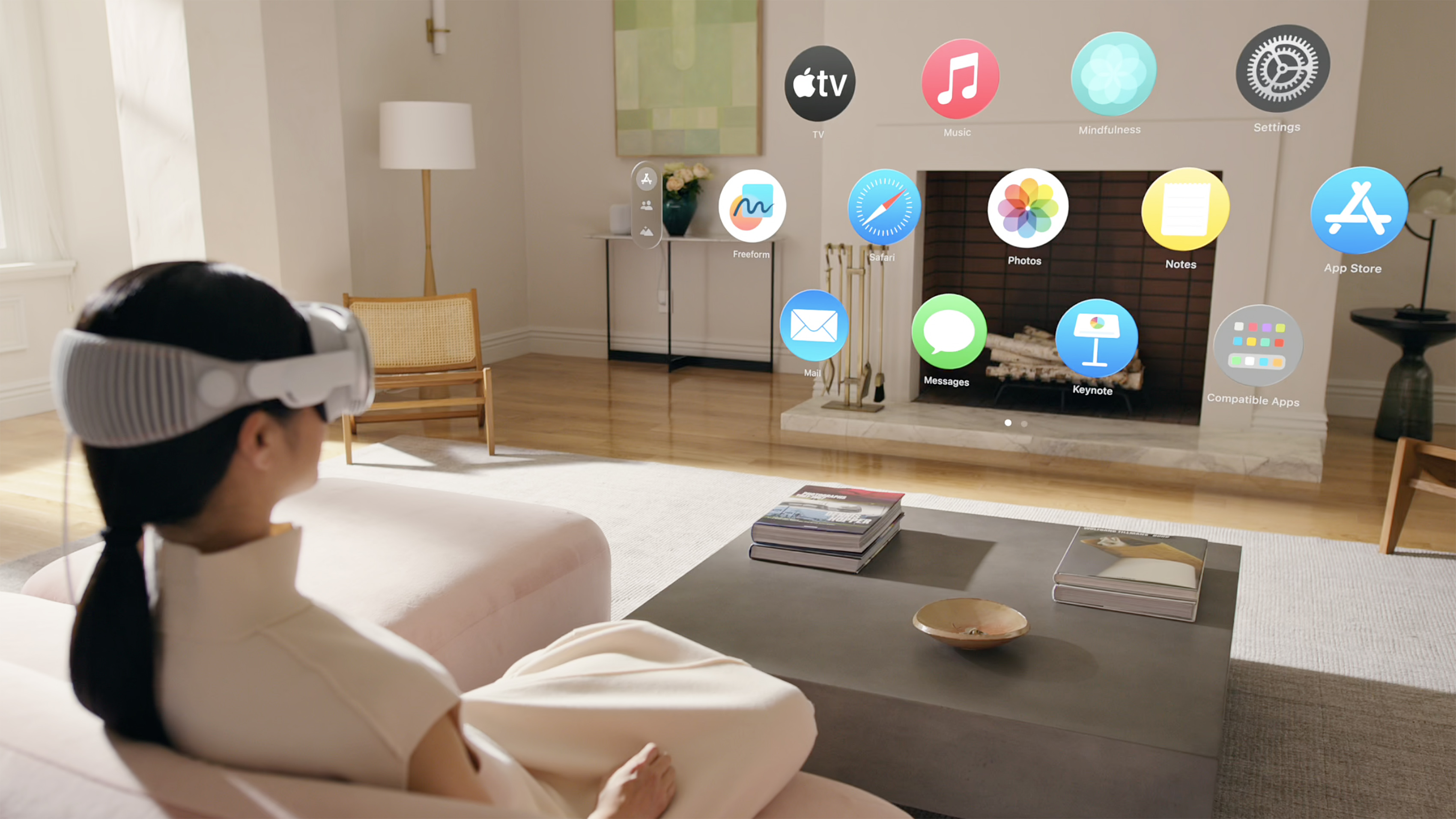 Ein Apple Vision Pro-Benutzer interagiert mit dem Spacial-Betriebssystem in seinem Wohnzimmer.