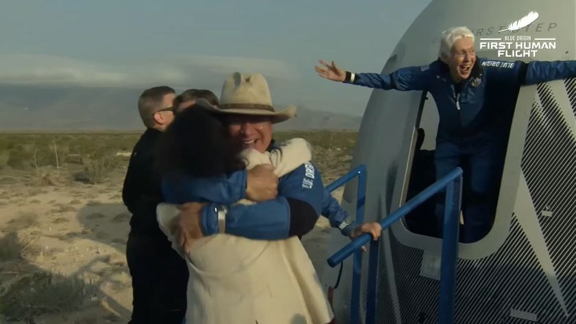 In photos: Blue Origin's 1st New Shepard passenger launch with Jeff ...