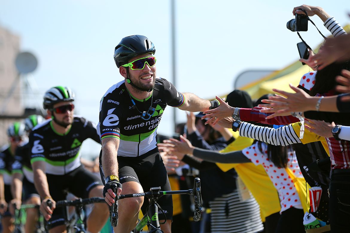 Mark Cavendish is greeted by fans at the Saitama Criterium.