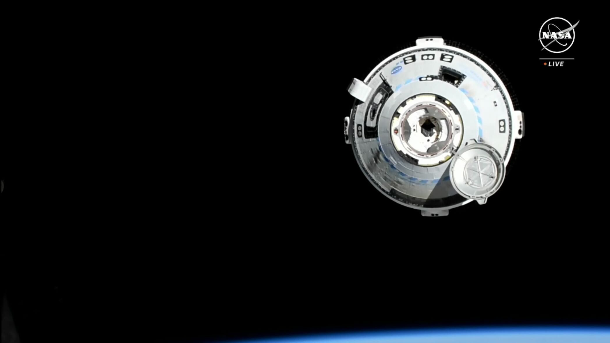 Uma espaçonave em forma de cone com escotilha aberta, voando no espaço