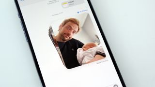 iPhone 13 Pro Max billede af mand med en baby