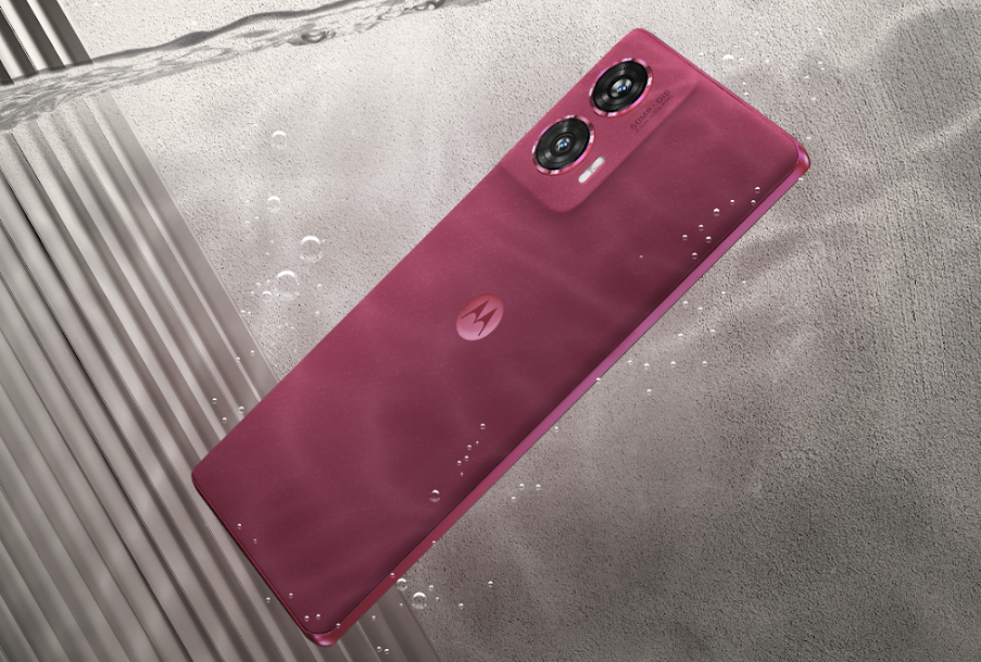 una imagen del Motorola Edge 50 Fusion rosa en el agua