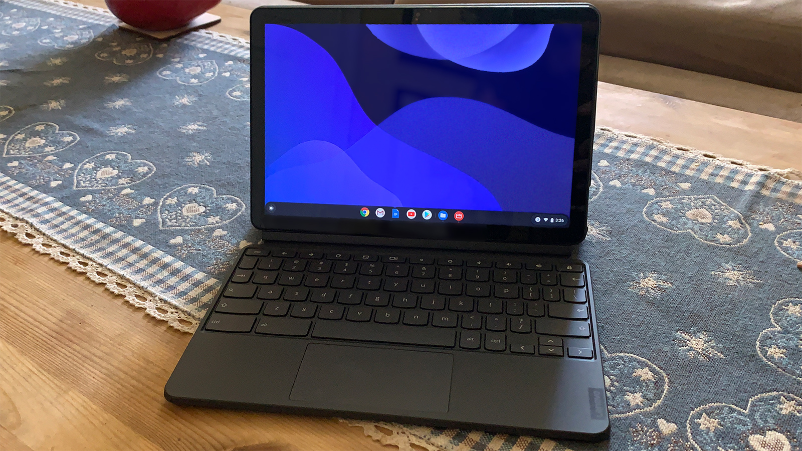 En Lenovo IdeaPad Duet Chromebook står öppnad på ett bord.