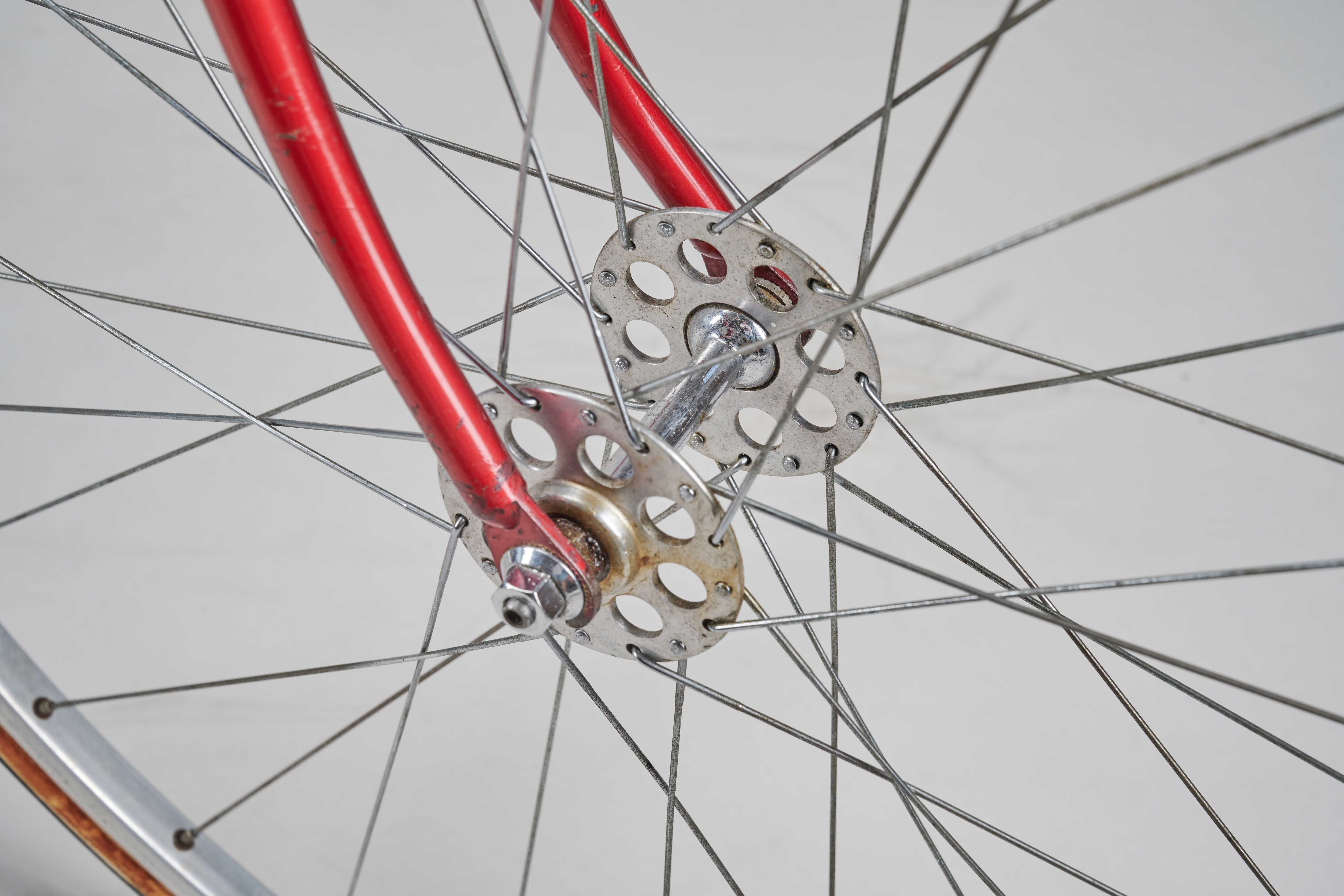 Oversized hub flanges for a track bike
