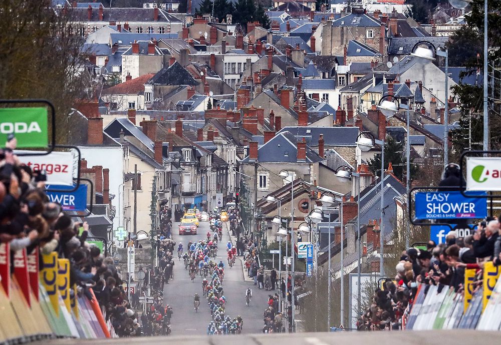 The peloton seen from the uphill finish