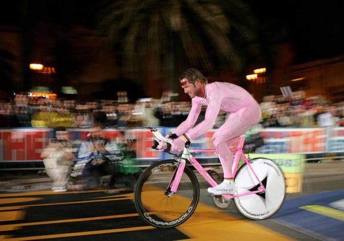 Mario Cipollini says goodbye before the start of the 2005 Giro d'Italia