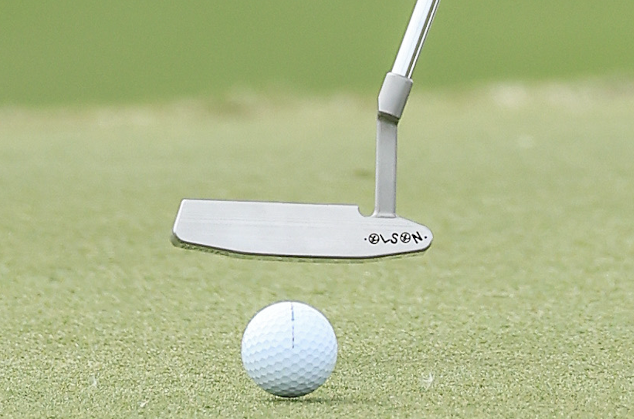 A close up of Scottie Scheffler's Olson putter