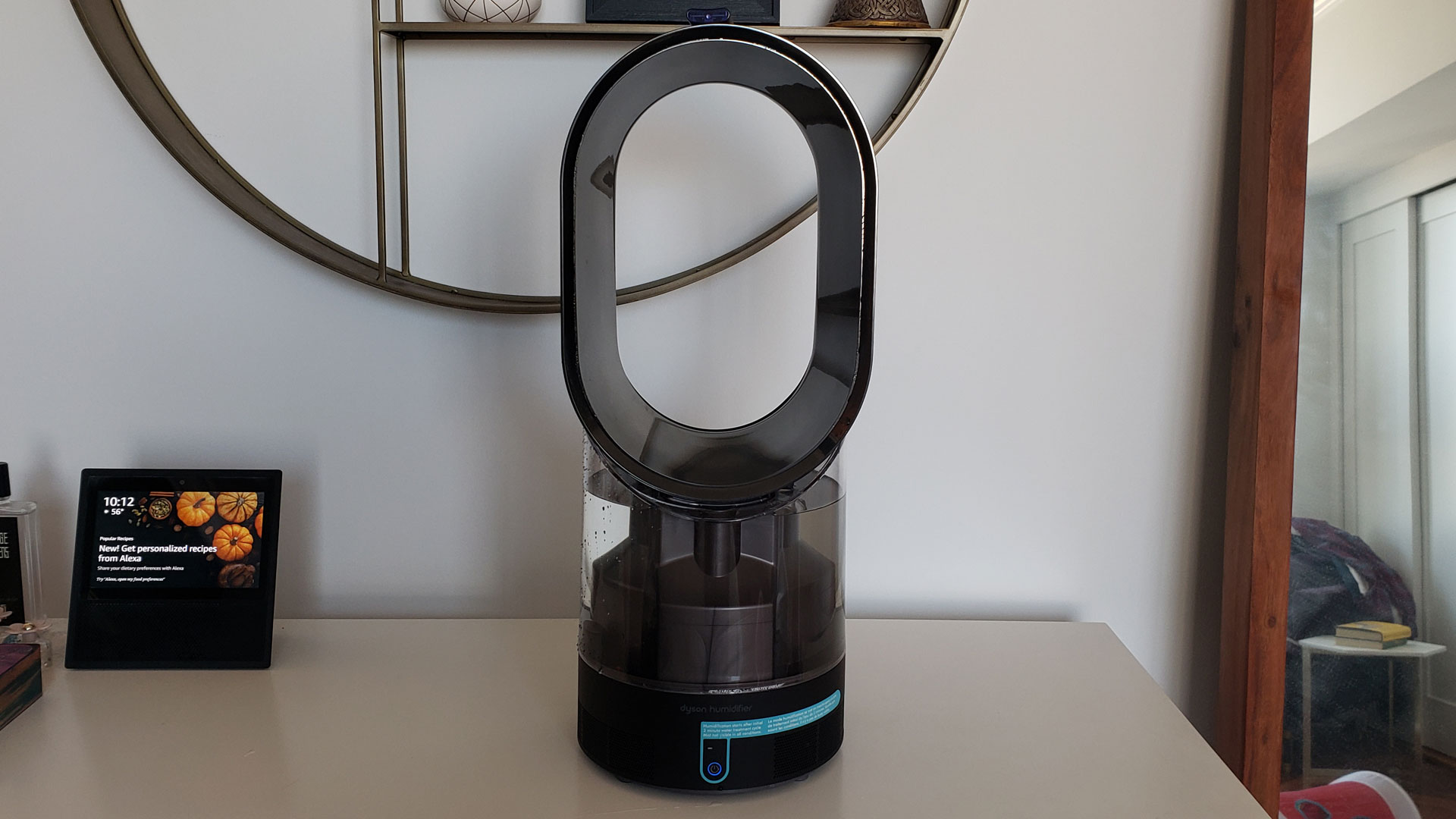 Das Bild zeigt einen schwarzen Dyson AM10 Humidifier Luftbefeuchter, der auf einer Tischplatte ruht.