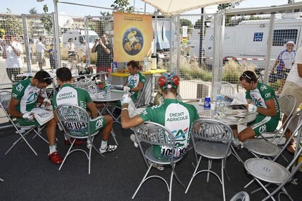 Credit Agricole relaxes in the village depart