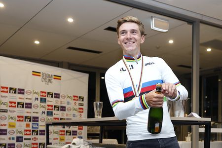 Remco evenpoel celebrates in rainbow jersey