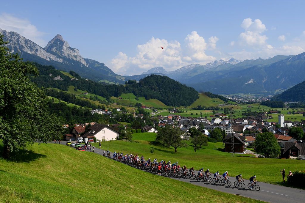 BRUNNEN SWITZERLAND JUNE 15 A general view of the peloton beginning to climb the Sattel 763m during the 85th Tour de Suisse 2022 Stage 4 a 1908km stage from Grenchen to Brunnen ourdesuisse2022 WorldTour on June 15 2022 in Brunnen Switzerland Photo by Tim de WaeleGetty Images