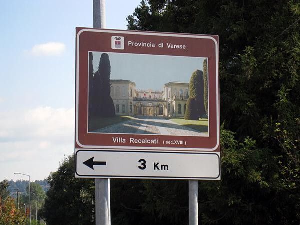 Left turn to Villa Recalcati, it is only 3km ... but all uphill.