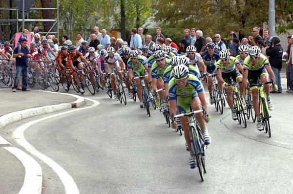 Liquigas-Doimo sets the pace in the peloton.