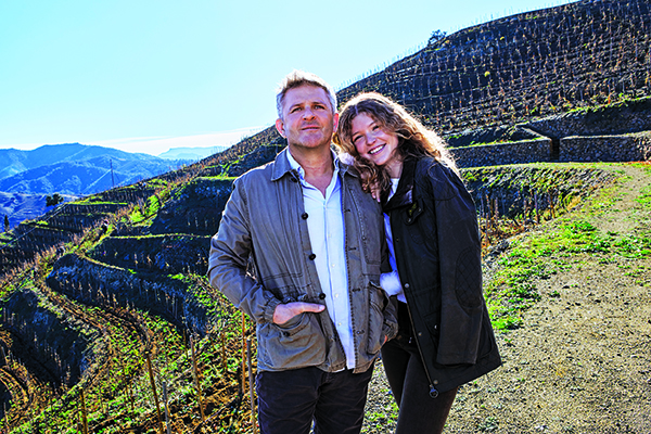Alvaro-and-his-daughter-Lola-among-the-vines-in-Gratallops-Priorat.-Credit-Sergi-Jasanada.jpg