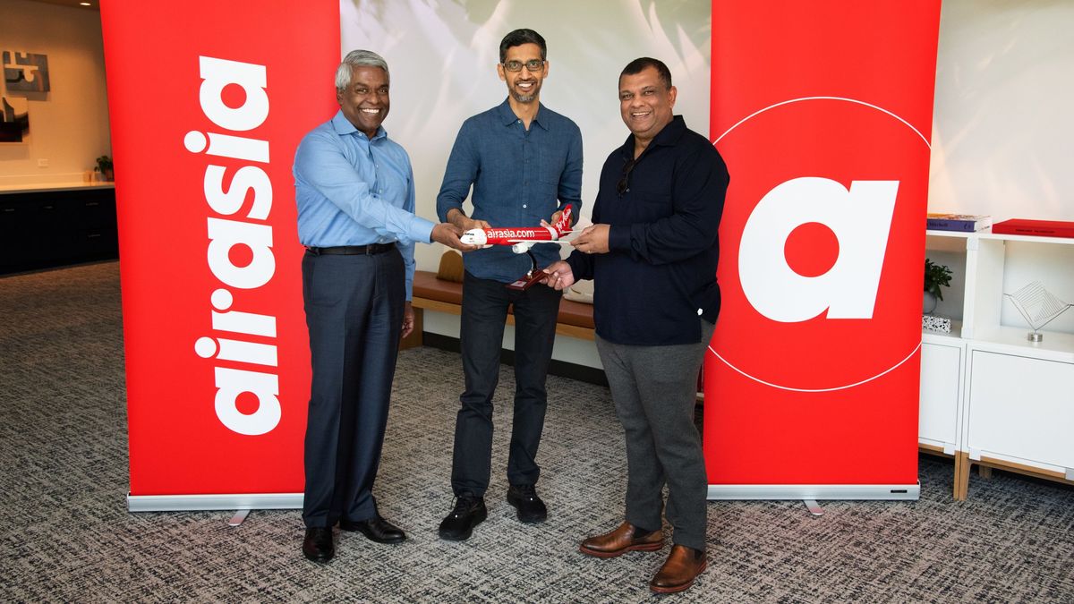 Thomas Kurian, CEO, Google Cloud, Sundar Pichai, CEO, Google and Alphabet, and Tony Fernandes, Group CEO, Capital A shaking hands