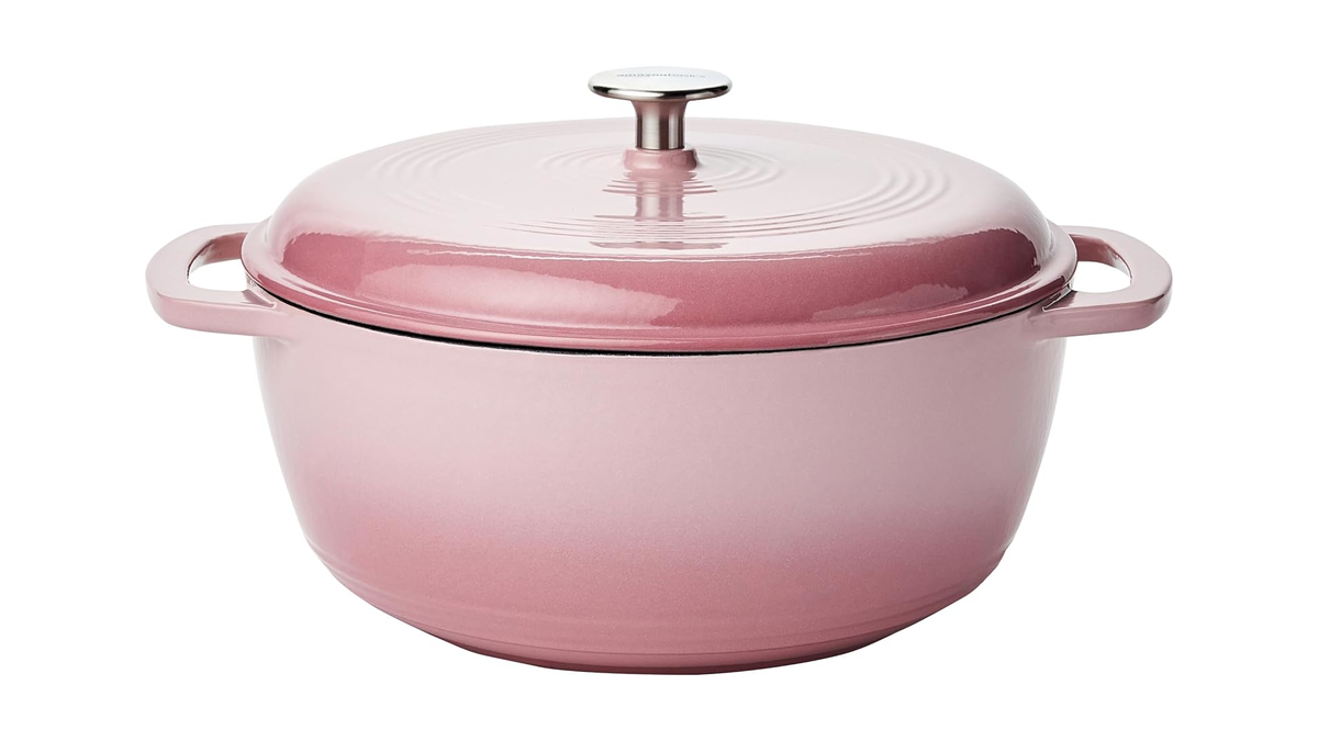 Amazon Basics Dutch oven in pink