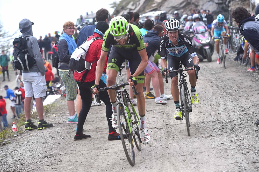 Ryder Hesjedal (Cannondale-Garmin) leads Rigoberto Uran (Etixx-Quick Step)