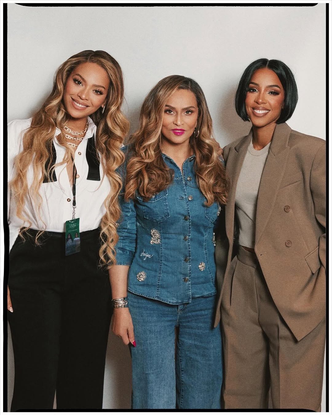 Beyonc&amp;eacute; reunited with Kelly Rowland in a menswear-inspired concert outfit and gold jewelry