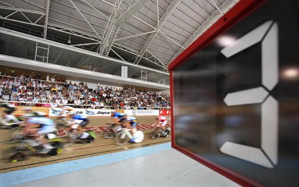3 laps to go on the men's under 19 points race