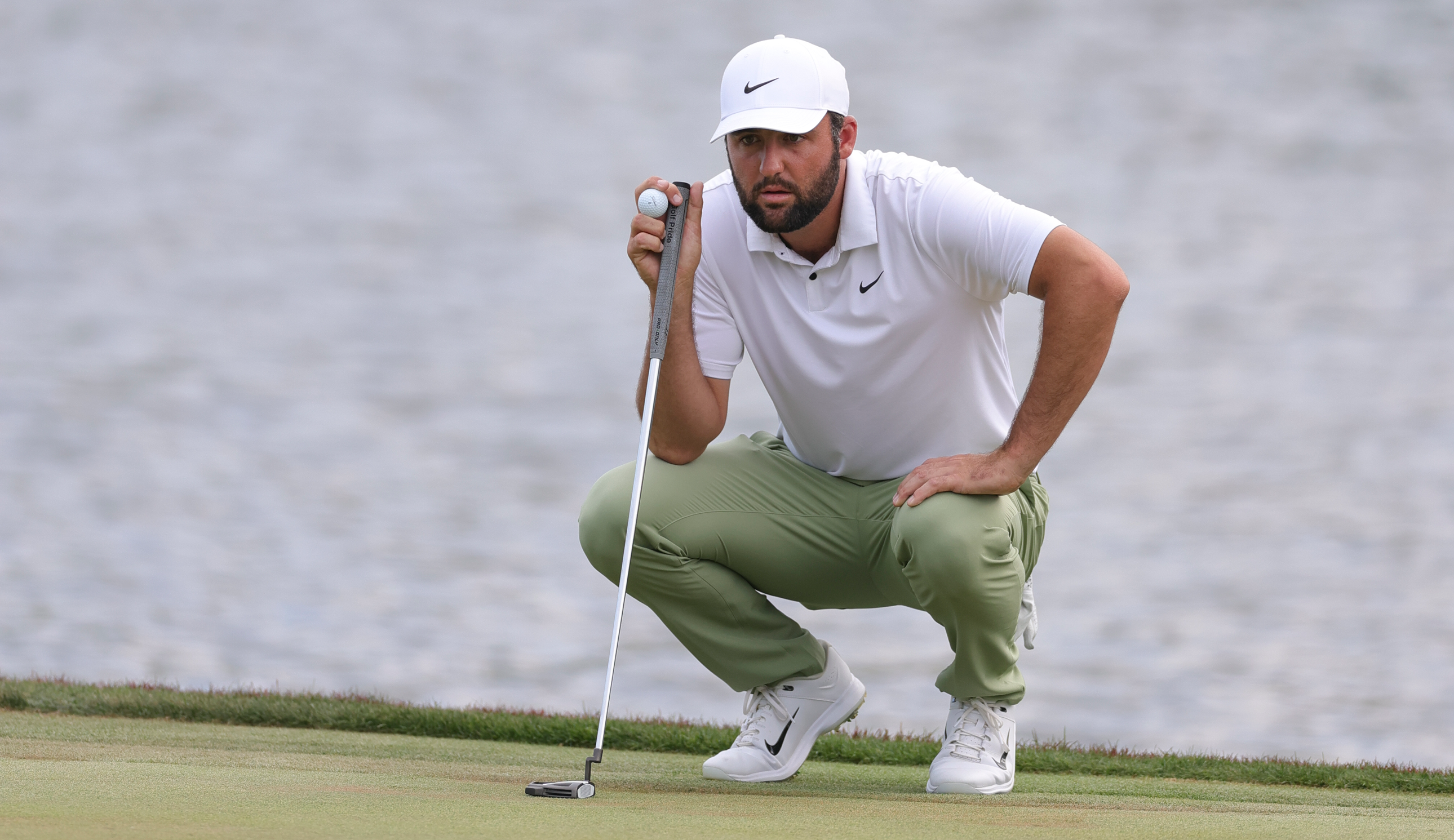 Scottie Scheffler lines up a putt
