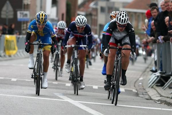 Chloe Hosking crosses the line at Halle - Buizingen