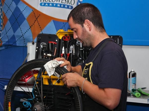 Inaki Goiburu wipes off and inspects the tires.