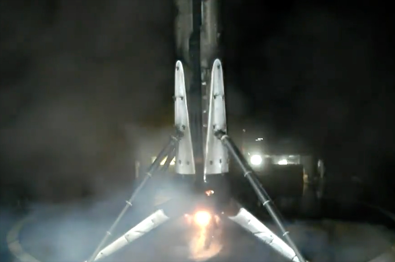 A SpaceX Falcon 9 rocket first stage lands on the droneship 