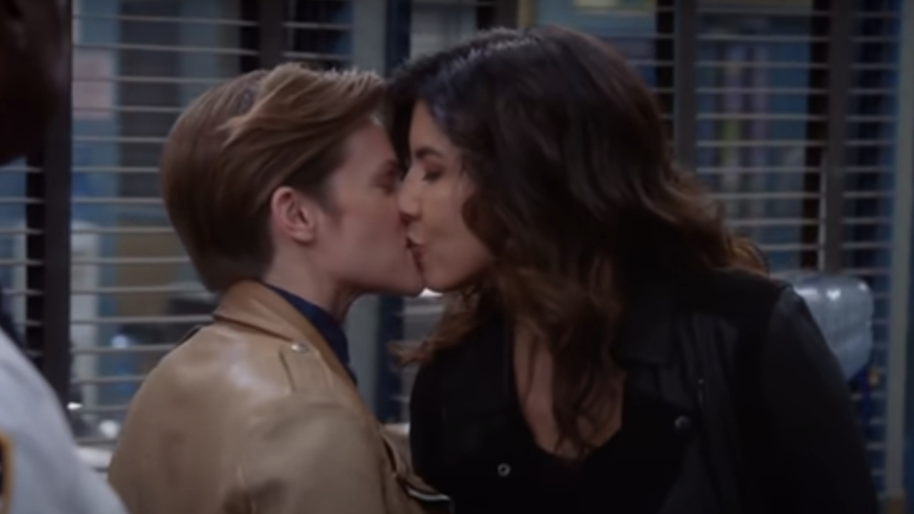 Cameron Esposito y Stephanie Beatriz besándose en la comisaría de Brooklyn Nine-Nine