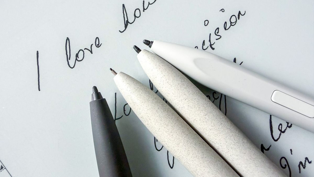 ViWoods C1 ceramic stylus alongside with ViWoods and Boox styli atop the ViWoods AiPaper tablet