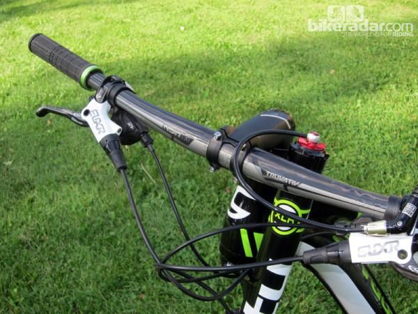 Cannondale fits the Scalpel 29'er Carbon 2 with a set of 700mm-wide Truvativ Noir T30 carbon handlebars.
