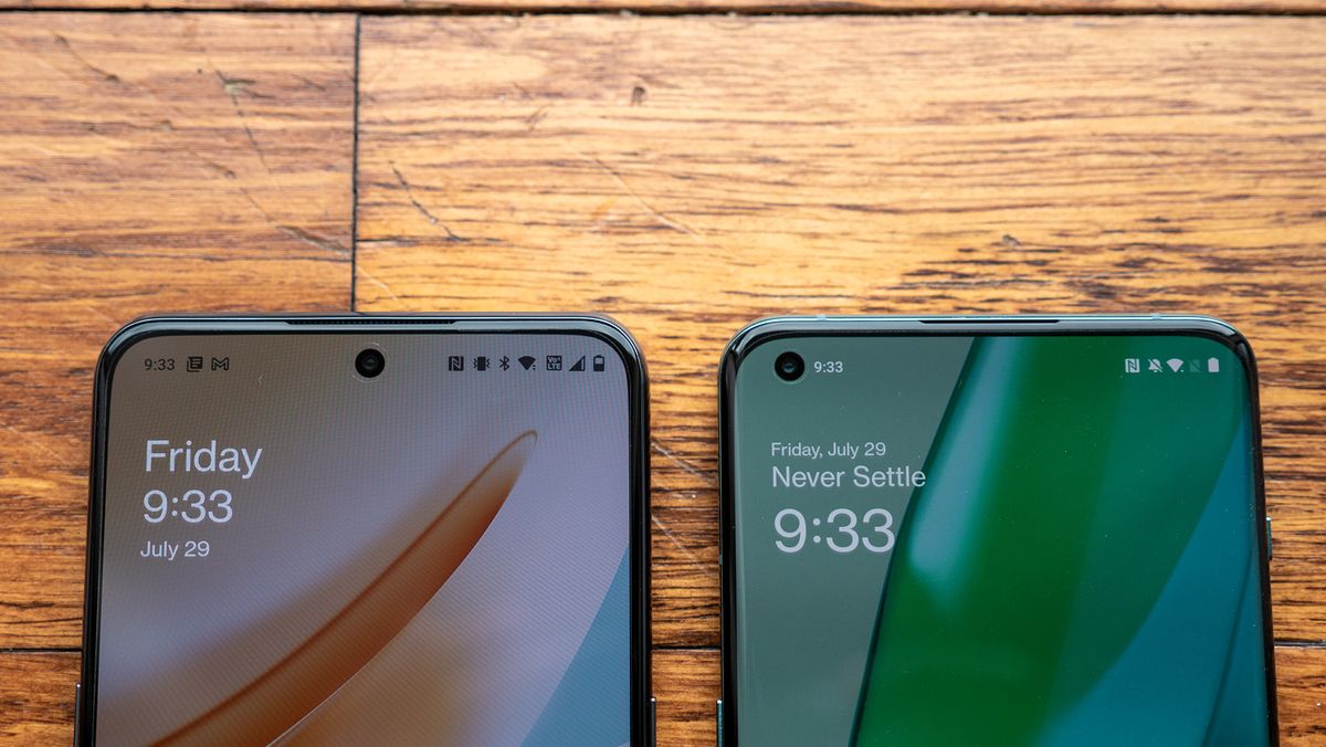 The OnePlus 10 Pro (green) next to the OnePlus 10T (black)