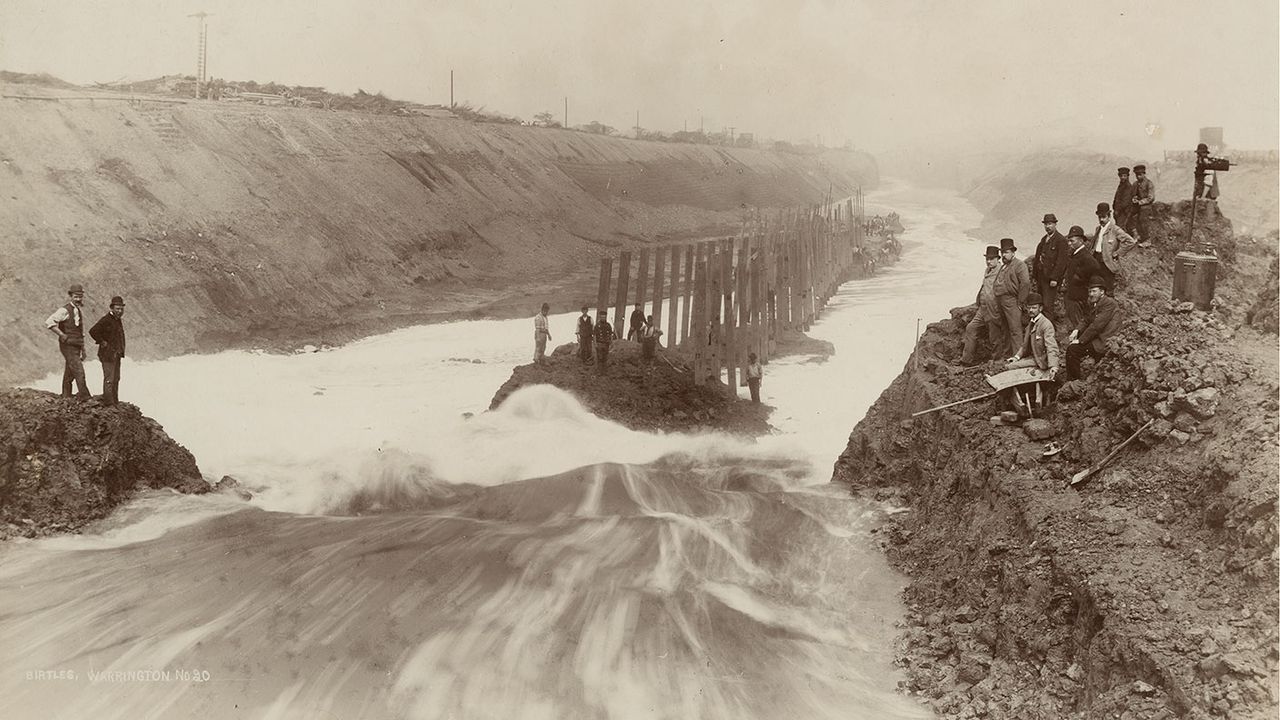 Engineers letting in water to the Manchester Ship Canal at Ellesmere Port 