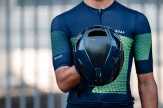 Male cyclist holding the Kask Elemento
