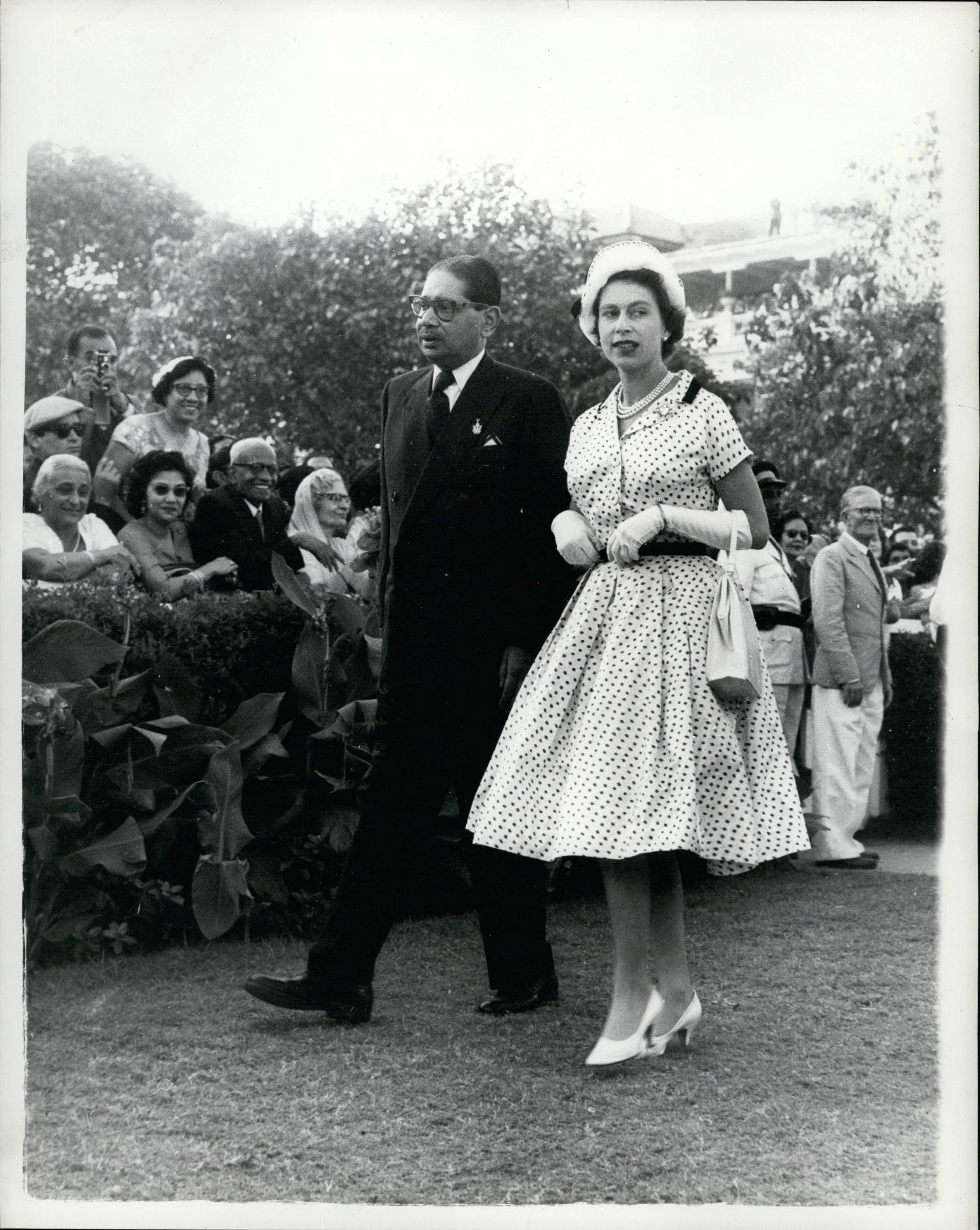 Queen Elizabeth wearing a dotted dress in India