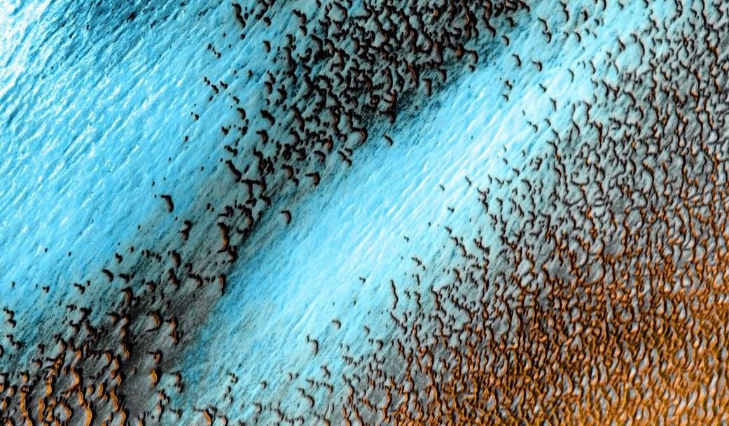 Strange ‘blue’ dunes dot the surface of Mars in a NASA photo