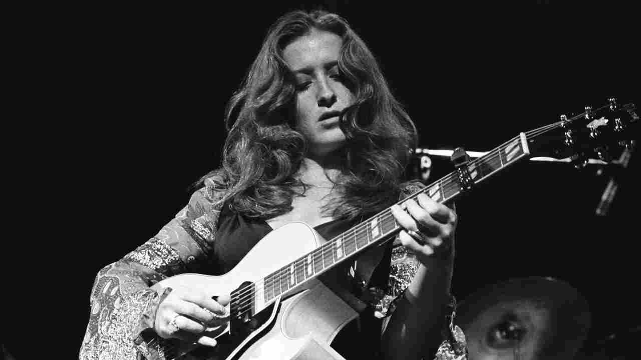Bonnie Raitt performing onstage in 1977