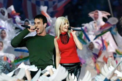 2000: Christina Aguilera and Enrique Iglesias
