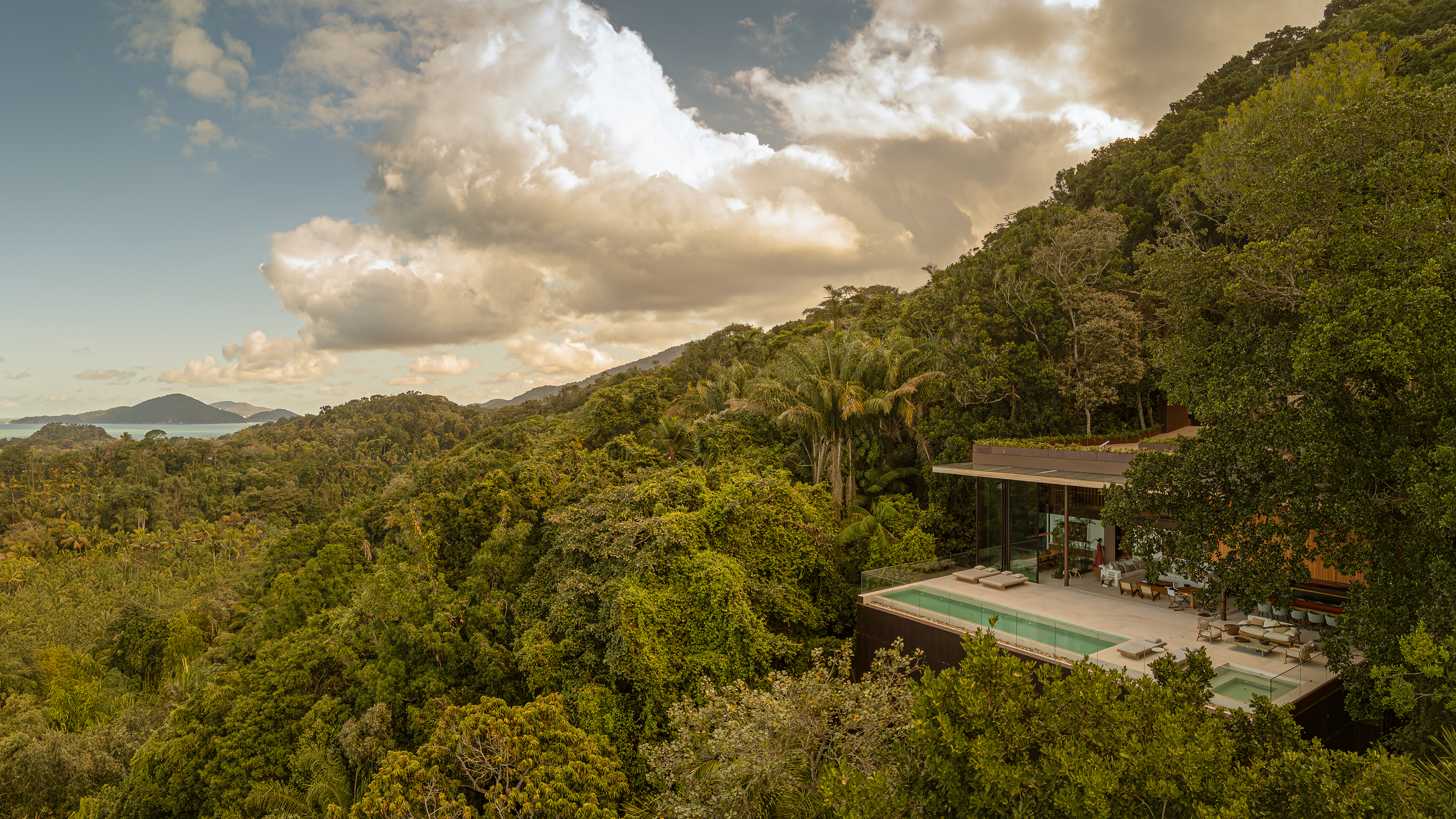ES House, a treetop home in a Brazilian forest