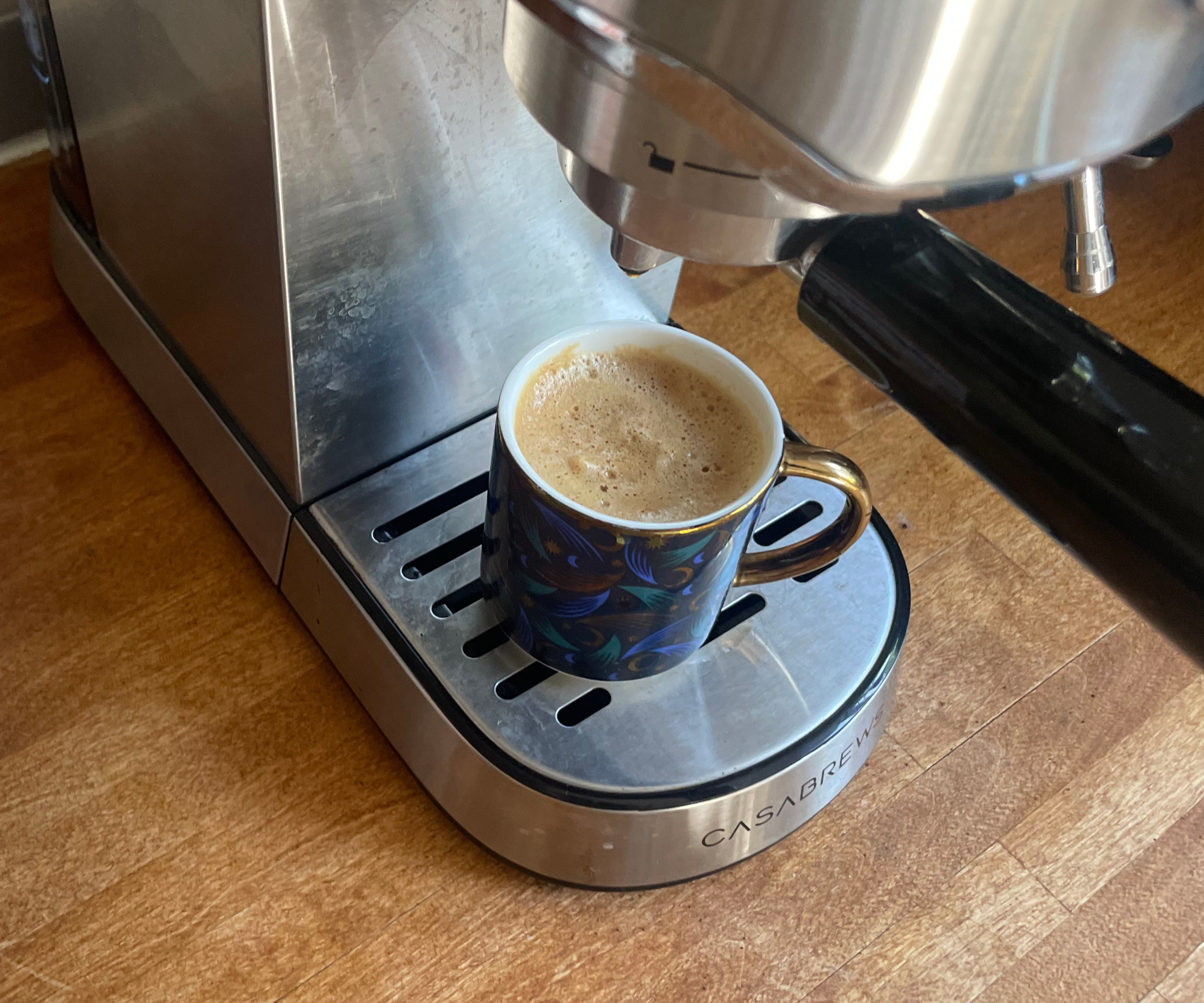 A double espresso from the Casabrews CM5418