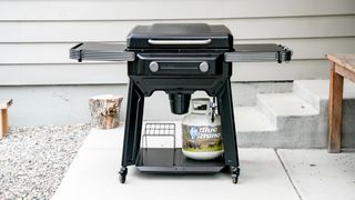 Traeger Flatrock 2 Zone griddle in a back yard