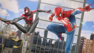 Screenshot aus Marvel's Spider-Man 2 mit Miles Morales und Peter Parker