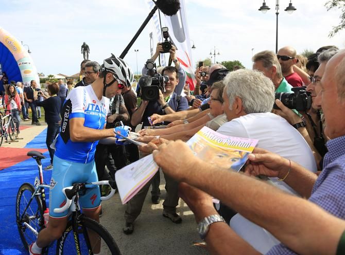 Vincenzo Nibali signs autographs at the start