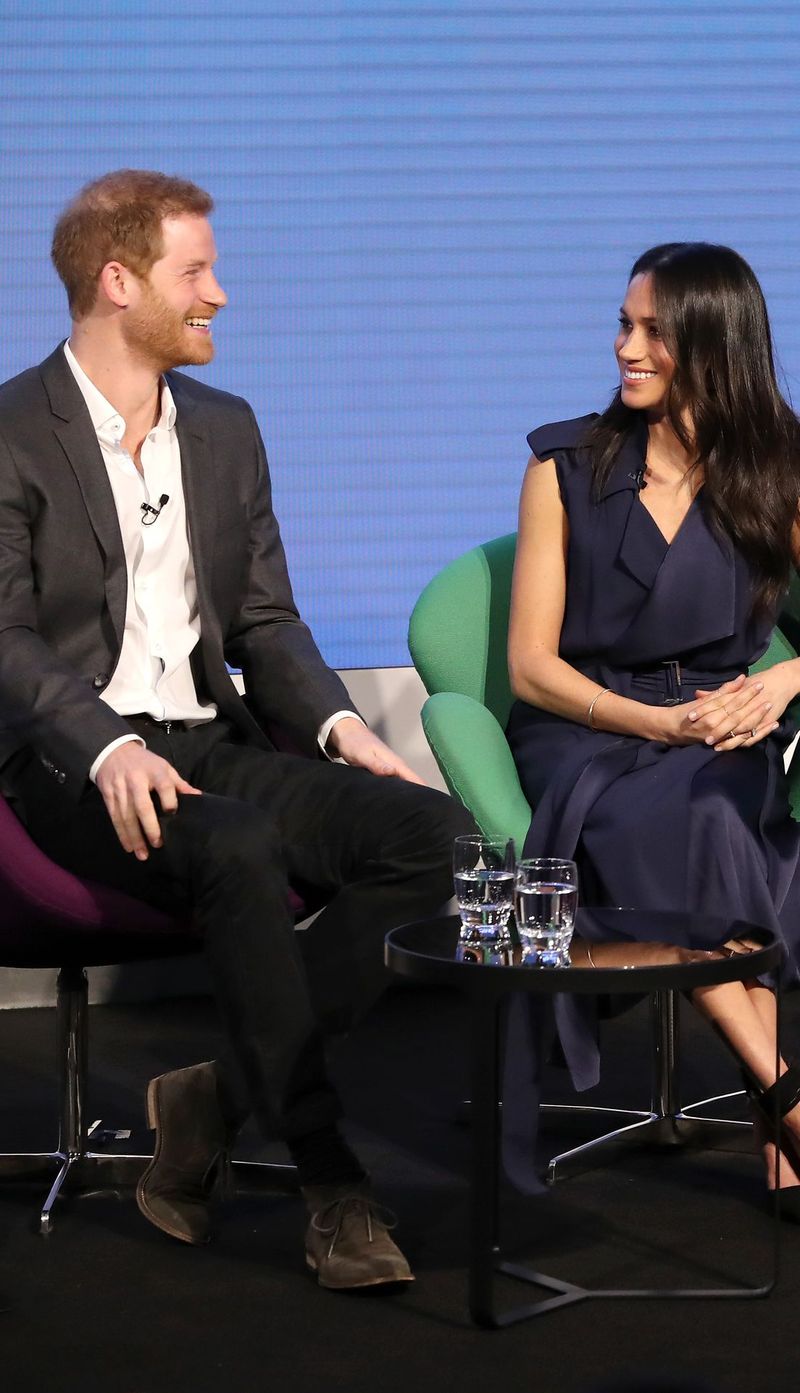Sitting, Conversation, Fashion, Interaction, Event, Suit, Fun, Formal wear, Leg, Interview,