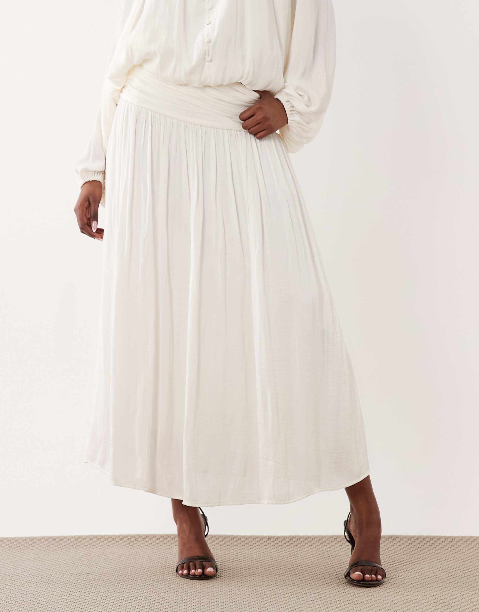 Gina Tricot Dropped Waist Pleated Midaxi Skirt in Off White
