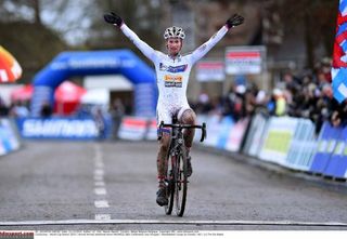 Elite Men - Pauwels solos to Jaarmarktcross Niel win