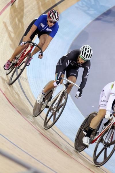 Joanne Kiesanowski (NZL) in the omnium points race