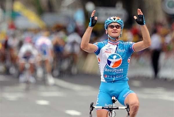 Thomas Voeckler (BBOX Bouygues Telecom) wins stage five, just barely holding off the charging sprinters.