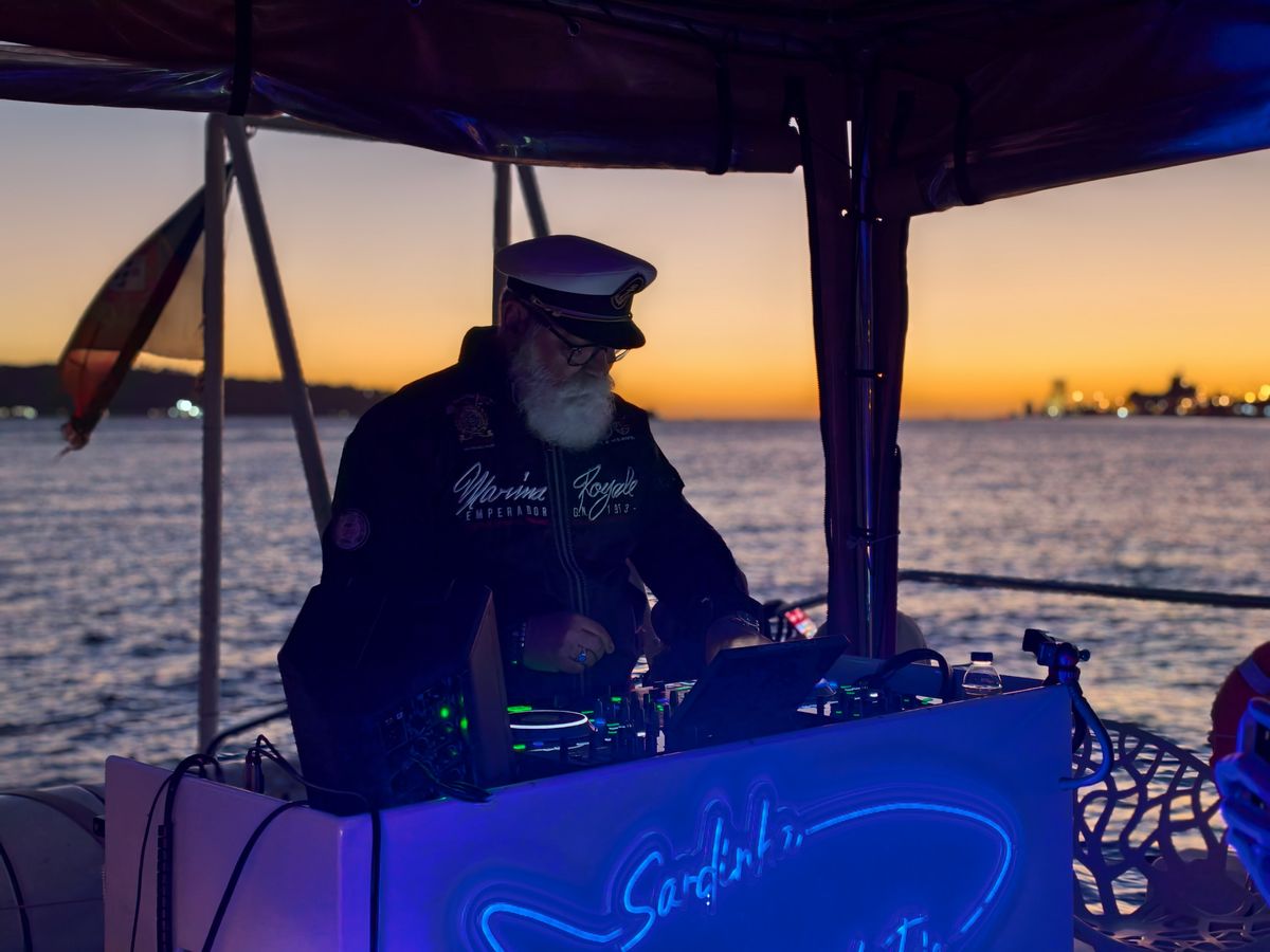 Oppo Find X10 Pro Max image sample gallery: a DJ doing his thing on a boat