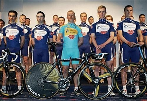 Alexandre Vinokourov anchors the team at the presentation in Madrid.