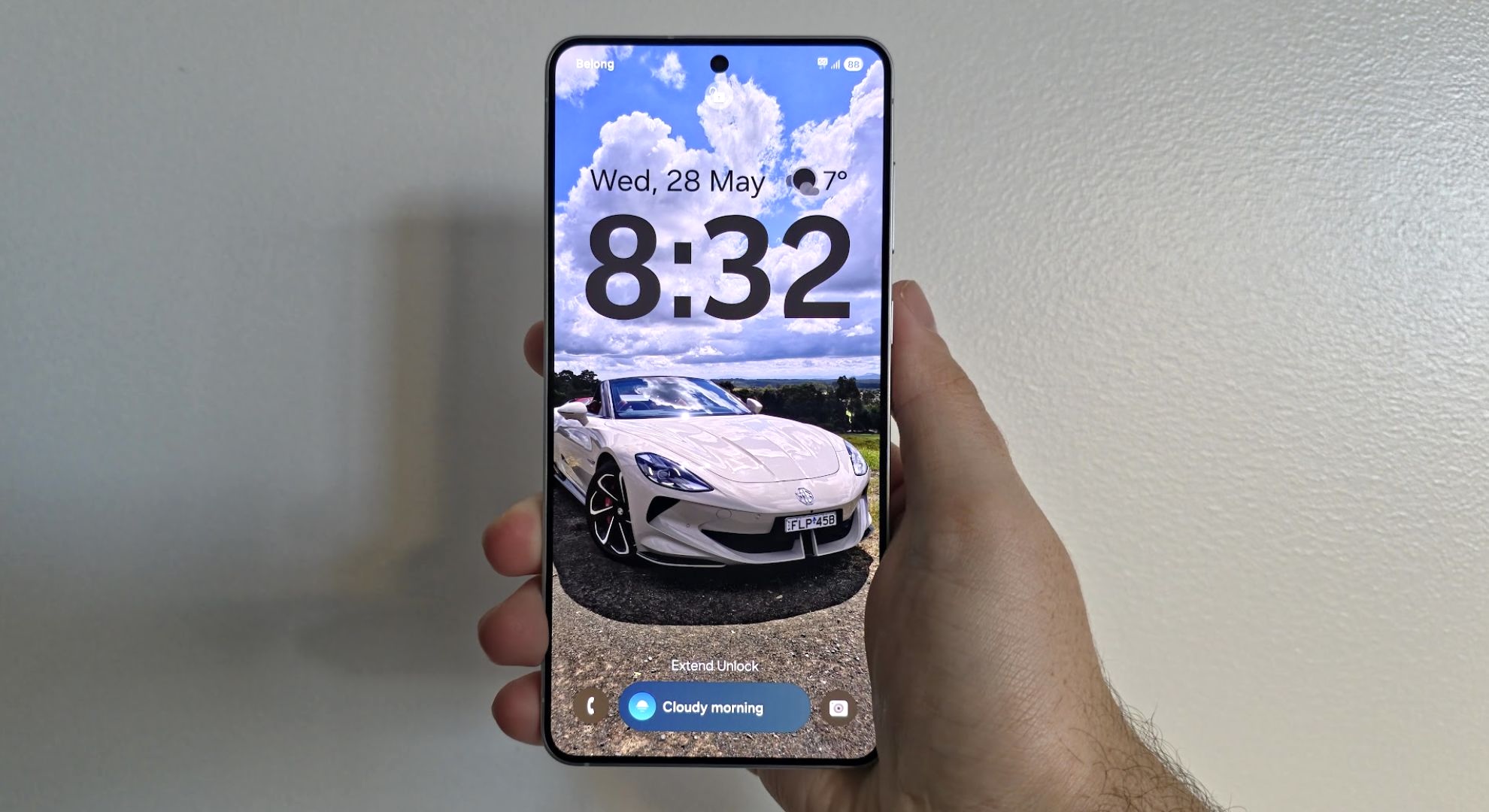 The Samsung Galaxy S25 Edge from the front with a car on its lock screen